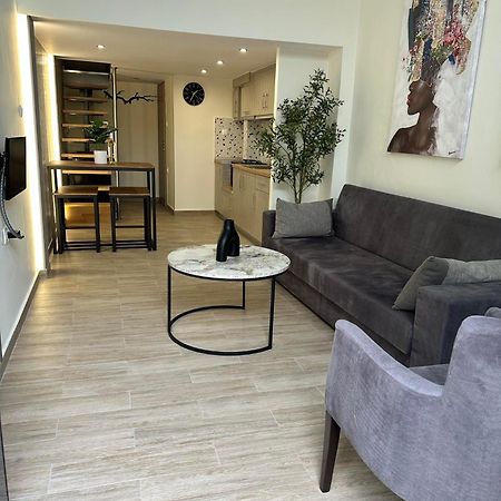 Trainstation Apartment In Thessaloníki Exteriör bild